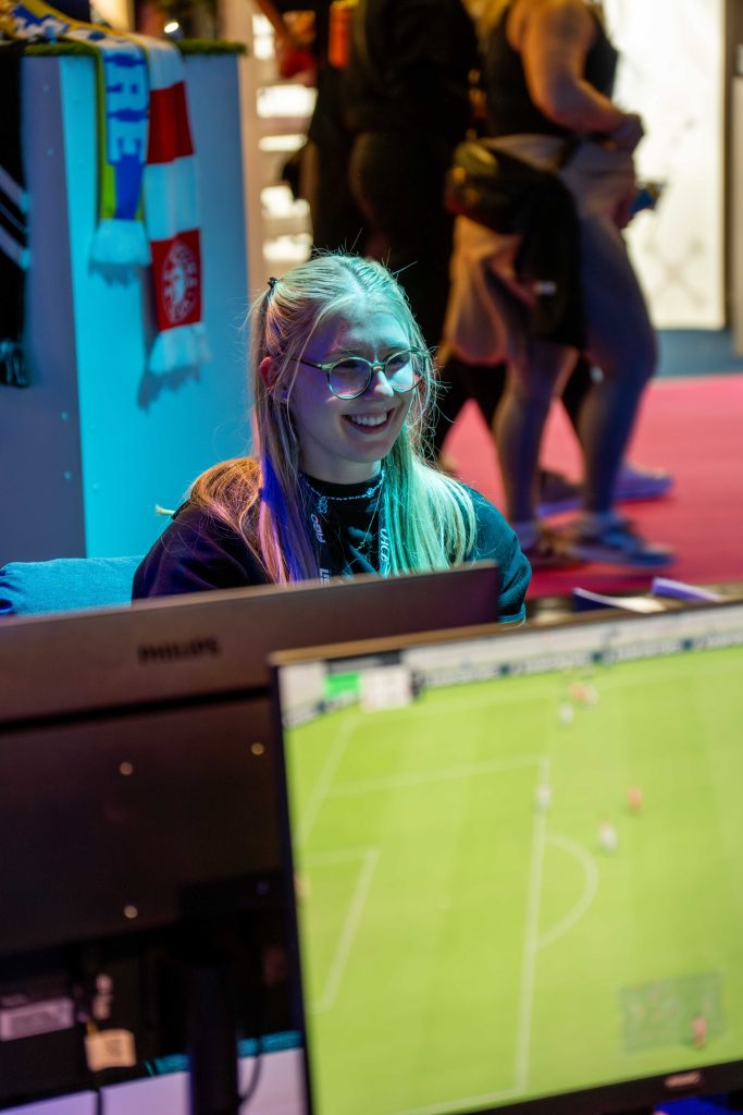 2025-04-13-fibo-web-46 Lachende Spieler auf der FIBO 2025 in der eFußball-Arena