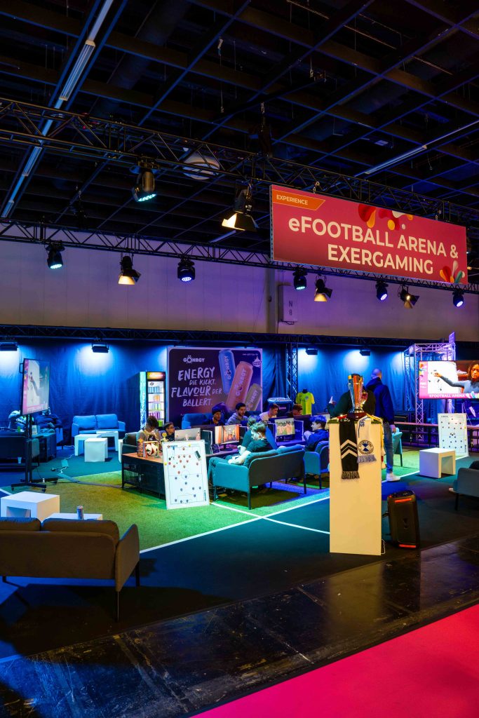2025-04-13-fibo-web-63 Inszenierung des Pokals und eFußball-Arena auf der FIBO 2025