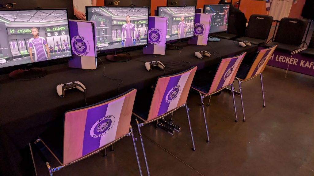 PXL_20250525_123004713 Brandings bei der eFußball-Arena von The Pack FC