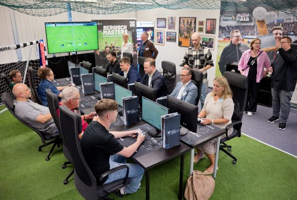Zehn Spielende mit Zuschauenden in der E-Sport Lounge beim Bergischen Marketing Club