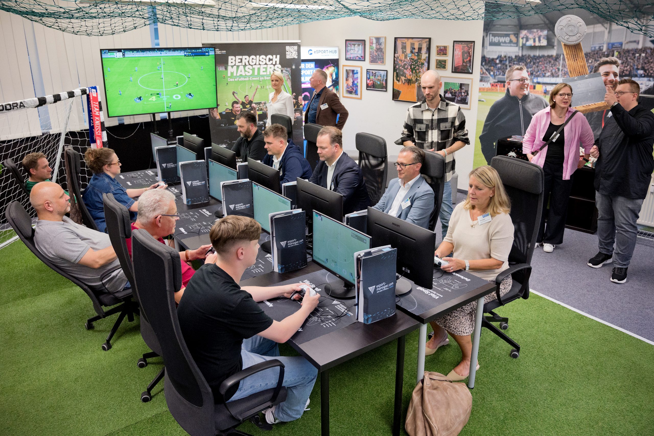 Zehn Spielende mit Zuschauenden in der E-Sport Lounge beim Bergischen Marketing Club