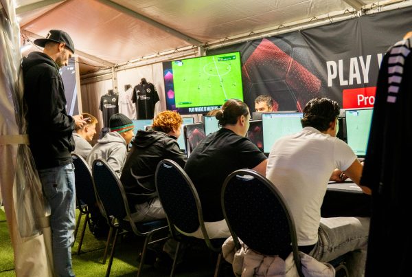 Konzentrierte Mannschaft auf dem gamescom city festival 2025