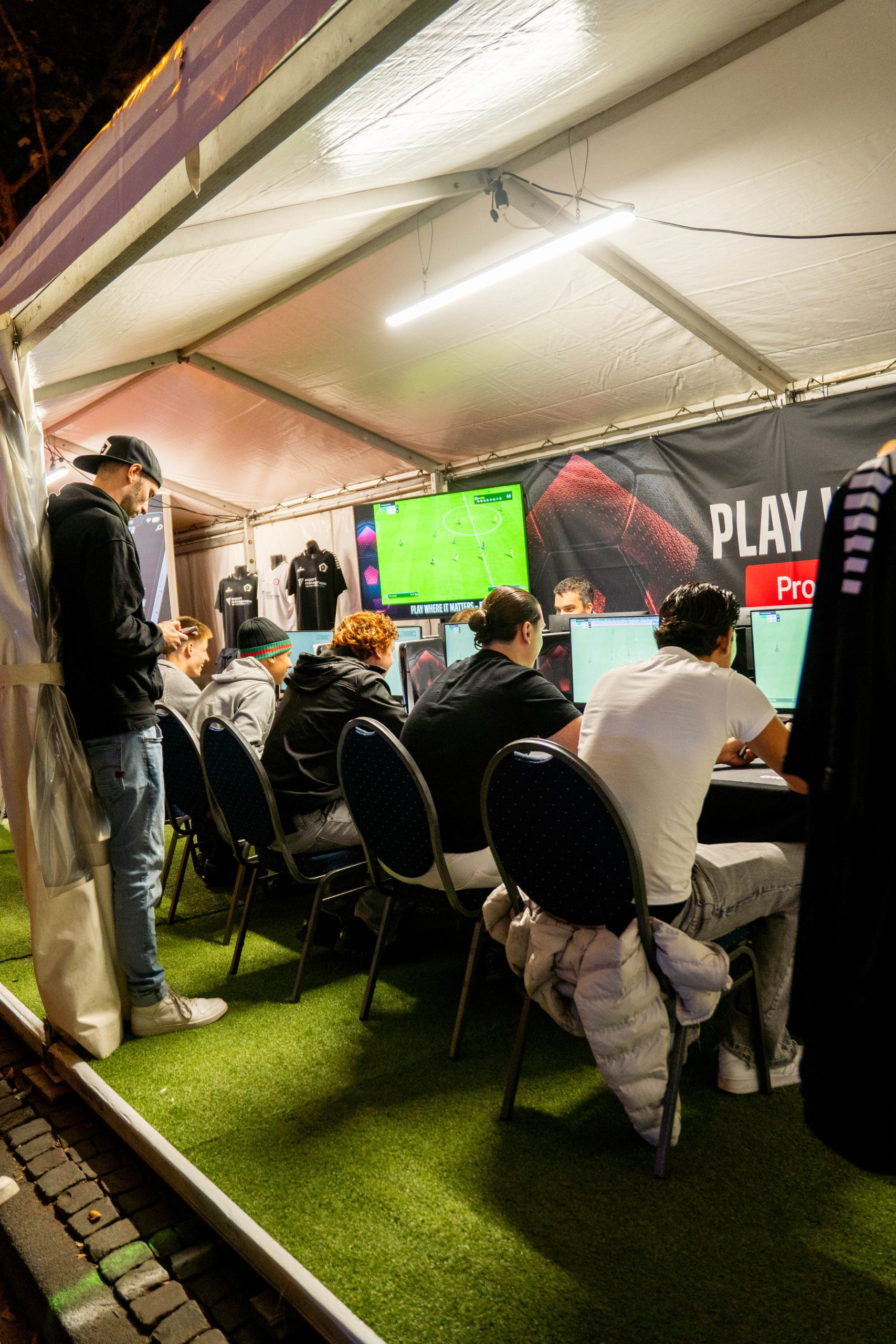 Konzentrierte Mannschaft auf dem gamescom city festival 2025