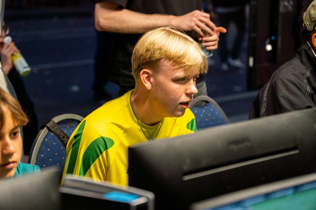 gamescom-city-festival-2025-23 Ein konzentrierter Spieler beim gamescom city festival 2025