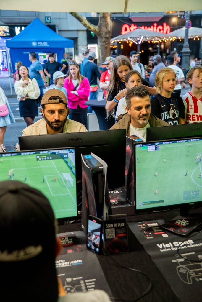gamescom-city-festival-2025-5 Interessierte Zuschauende beobachten die Mannschaft auf dem gamescom city festival 2025