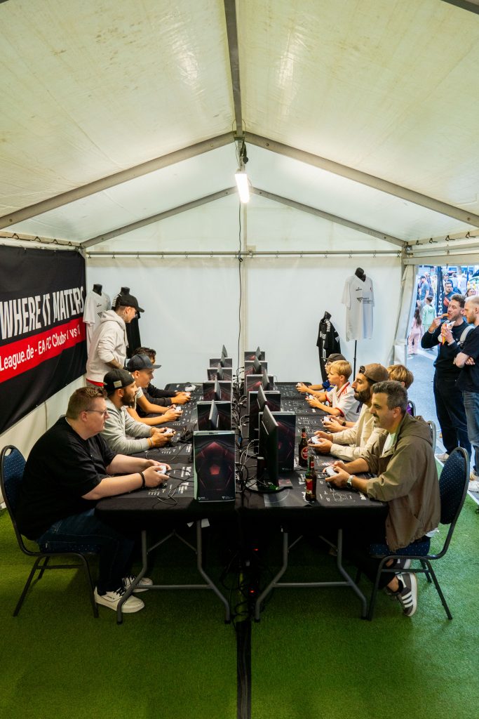 gamescom-city-festival-2025-8 Eine Mannschaft im Zelt auf dem gamescom city festival 2025