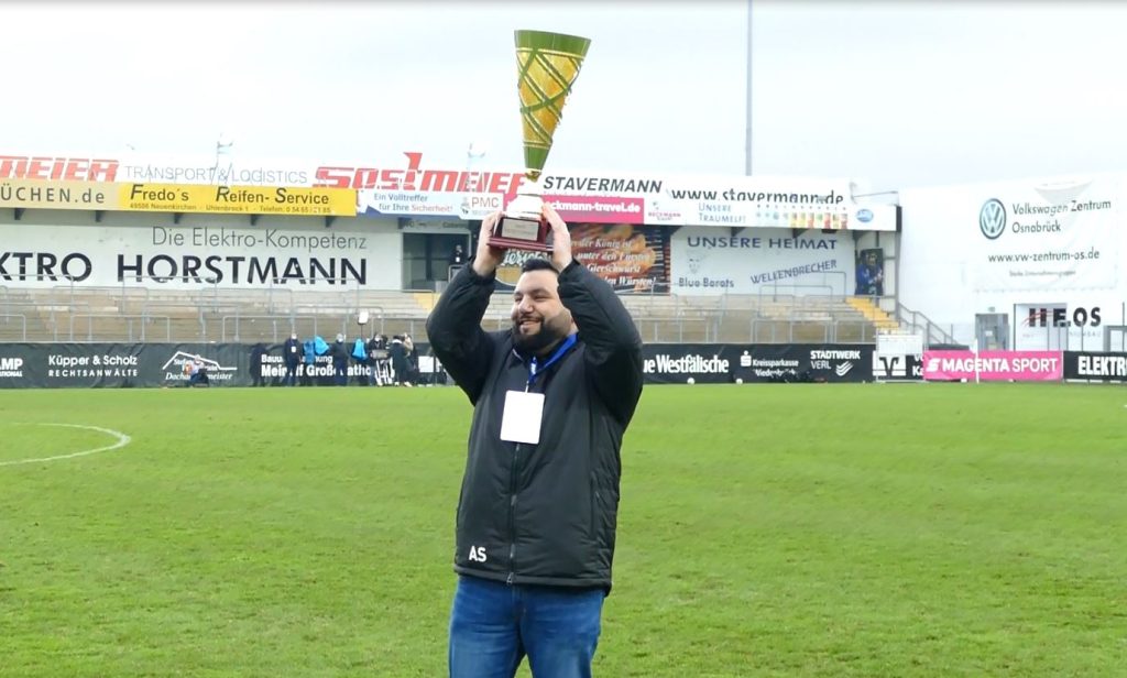 Levin Siegerbild Pokalübergabe an Levin im Stadion des SC Verl