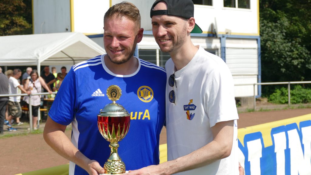 Pokalübergabe-Geiger-Fitzek Marcel Fitzek gemeinsam mit Phil Geiger bei der Meisterfeier von Union Solingen