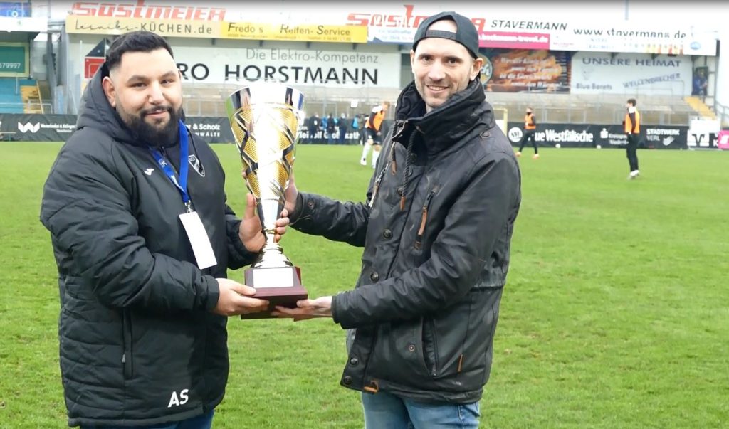 Pokalübergabe Marcel_Levin Pokalübergabe an Levin durch Marcel Fitzek im Stadion des SC Verl
