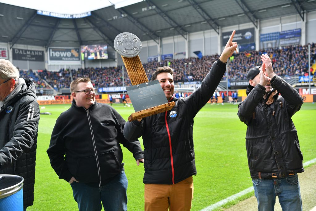 Pokalübergabe an den SC Paderborn im Stadion