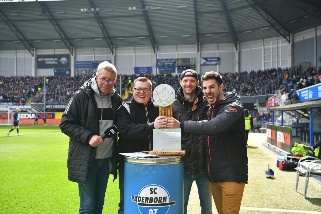 Fussball,Zweite Bundesliga, SC Paderborn 07 - Greuther Fuerth Pokalübergabe an den SC Paderborn im Stadion mit Stadionsprecher