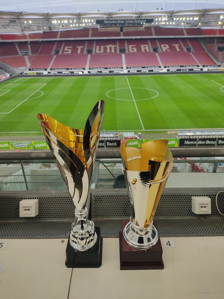 Pokalübergabe-Stuttgart-Pokale Die Pokalübergabe im Stadion des VfB Stuttgart