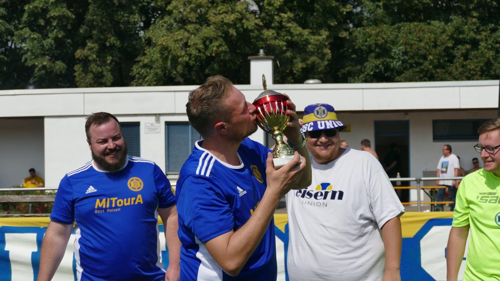 Pokalübergabe-Union-Solingen-Pokal-Kuss Kapitän Phil Geiger küsst den Pokal bei der Meisterfeier bei Union Solingen