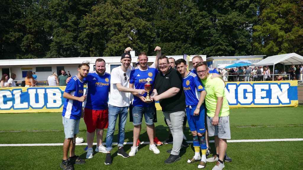 Pokalübergabe-UnionSolingen Mannschaftsbild bei der Meisterfeier bei Union Solingen