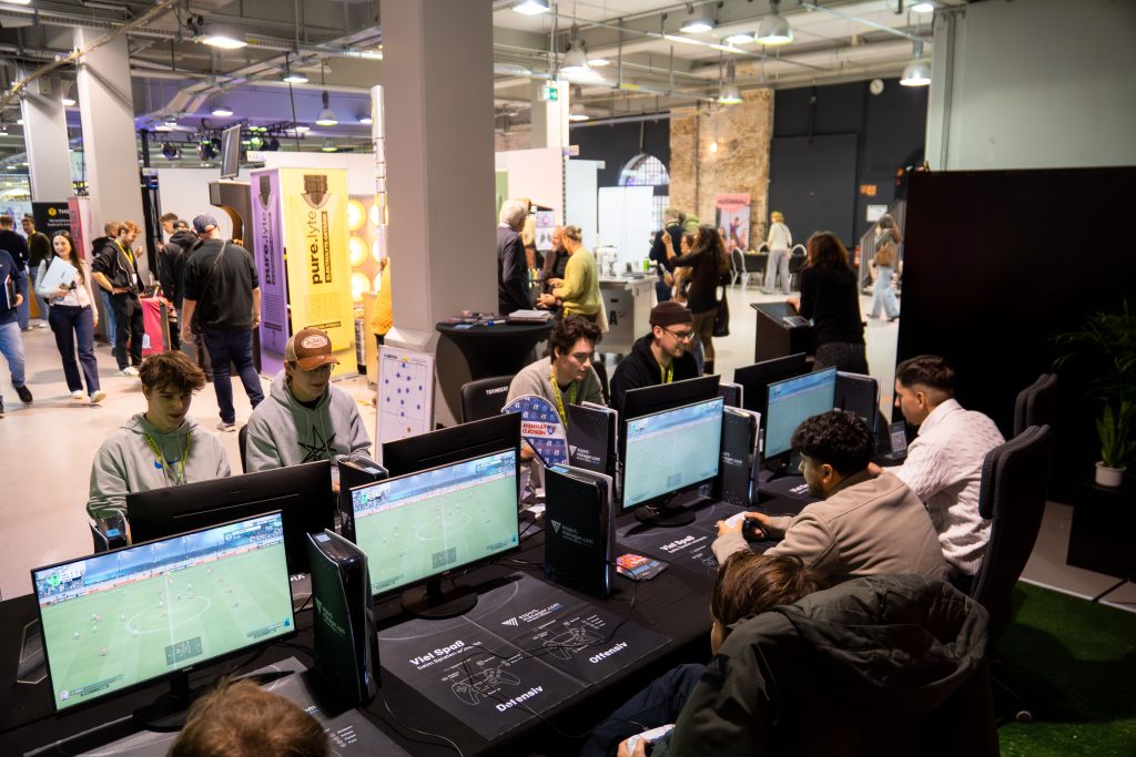 2025-11-27-future-of-festivals-11 Die vollbesetzte eFußball-Arena bei der Future of Festivals 2025.