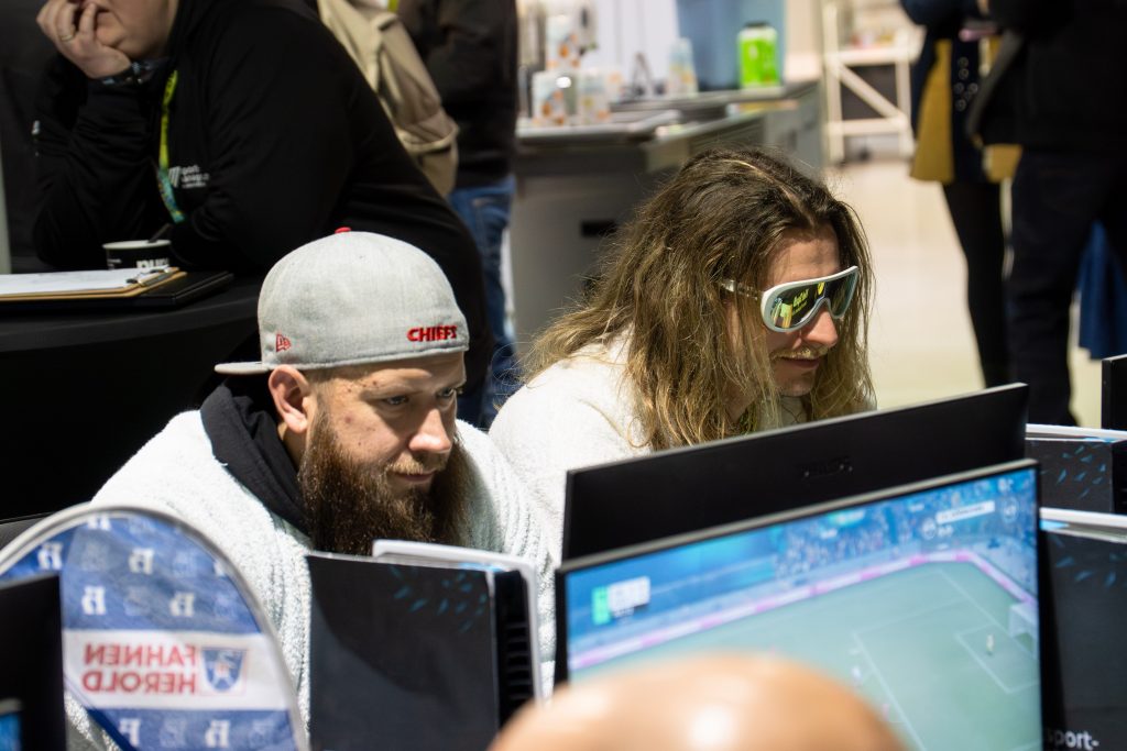 2025-11-27-future-of-festivals-2 Volle Konzentration bei zwei Spielern in der eFußball-Arena bei der Future of Festivals 2025.