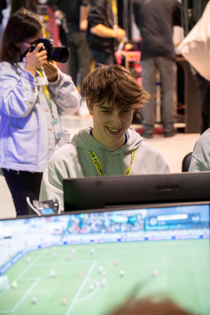 2025-11-27-future-of-festivals-5 Ein breites Grinsen in der eFußball-Arena bei der Future of Festivals 2025.