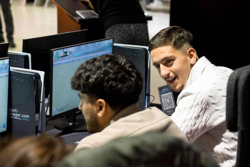 2025-11-27-future-of-festivals-6 Kommunikation zwischen zwei Spielern in der eFußball-Arena bei der Future of Festivals 2025.