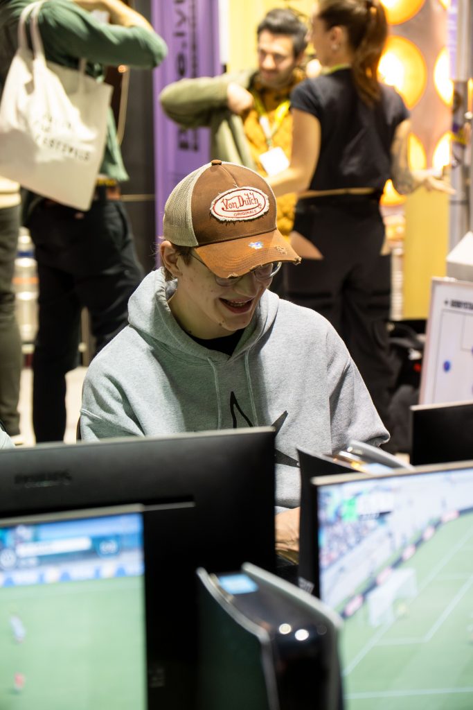 2025-11-27-future-of-festivals-7 Positive Emotionen beim Spieler in der eFußball-Arena bei der Future of Festivals 2025.