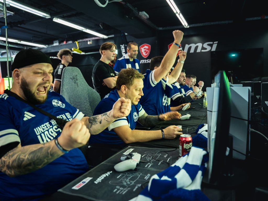 2025-12-13-kölnmasters-quer-16 Spieler der DJK-SSV Ommerborn Sand bejubeln einen Treffer beim Köln Masters 2025 im XPERION Köln.