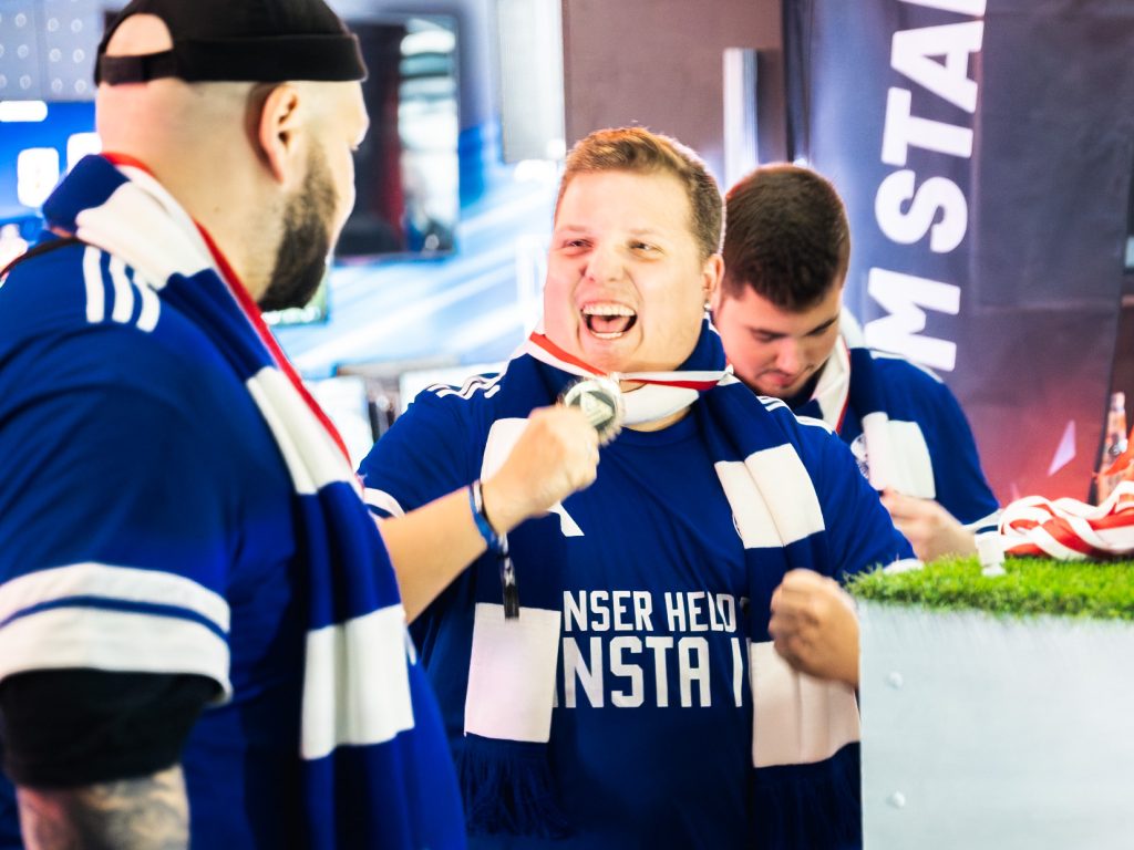 2025-12-13-kölnmasters-quer-7 Spieler der DJK-SSV Ommerborn Sand bejubeln den zweiten Platz beim Köln Masters 2025 im XPERION Köln.