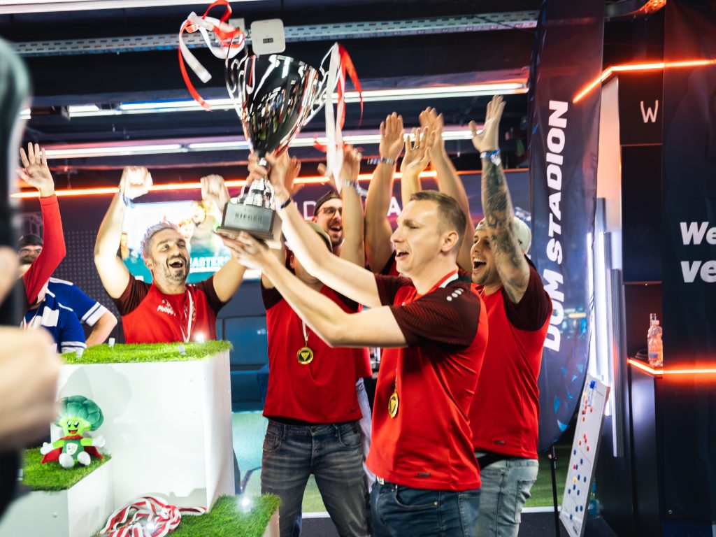 2025-12-13-kölnmasters-web-162 Die Pokalübergabe an den Sieger Fortuna Bottrop beim Köln Masters 2025 im XPERION Köln.