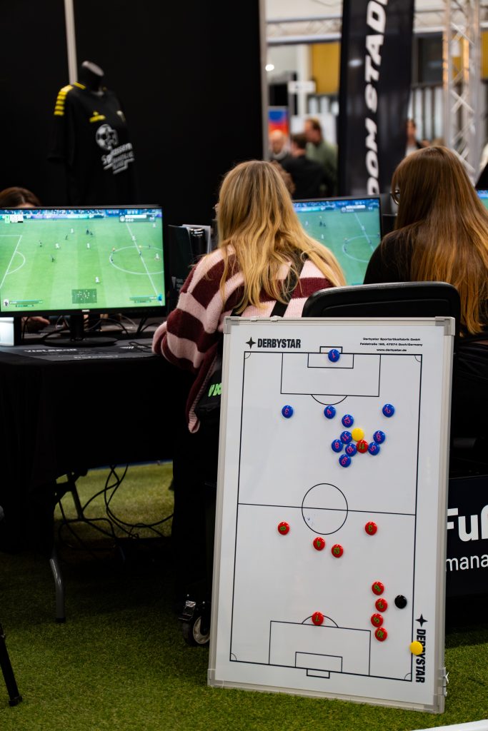 2026-01-14-best-of-events-23 Die eFußball-Arena mit der Taktiktafel bei der Best of Events 2026.