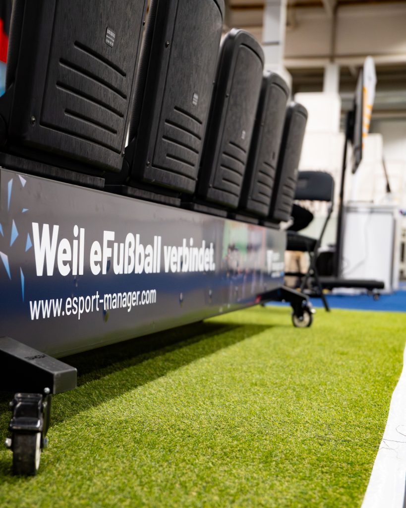 2026-01-14-best-of-events-4 Die eFußball-Arena mit der Spielerbank bei der Best of Events 2026.
