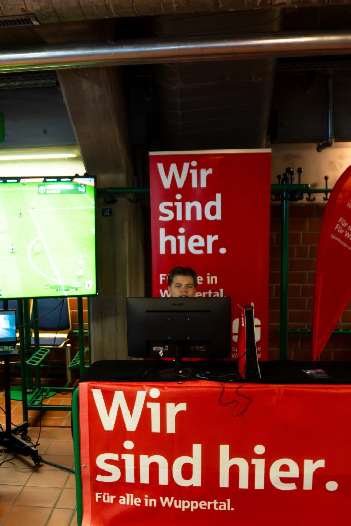 2026-01-26-hallenmeisterschaft-3 Das Sparkassen-Branding in der eFußball-Arena in der Unihalle bei den Hallenmeisterschaften 2026.
