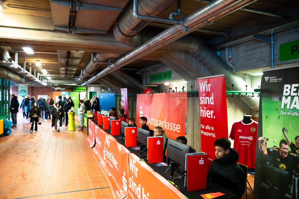 Die vollbesetzte eFußball-Arena in der Unihalle bei den Hallenmeisterschaften 2026.