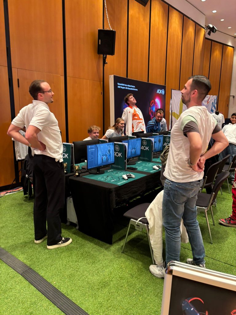 Bewegungsübungen am AOK-Stand Die Bewegungsübungen in der eFußball-Arena am AOK Stand.