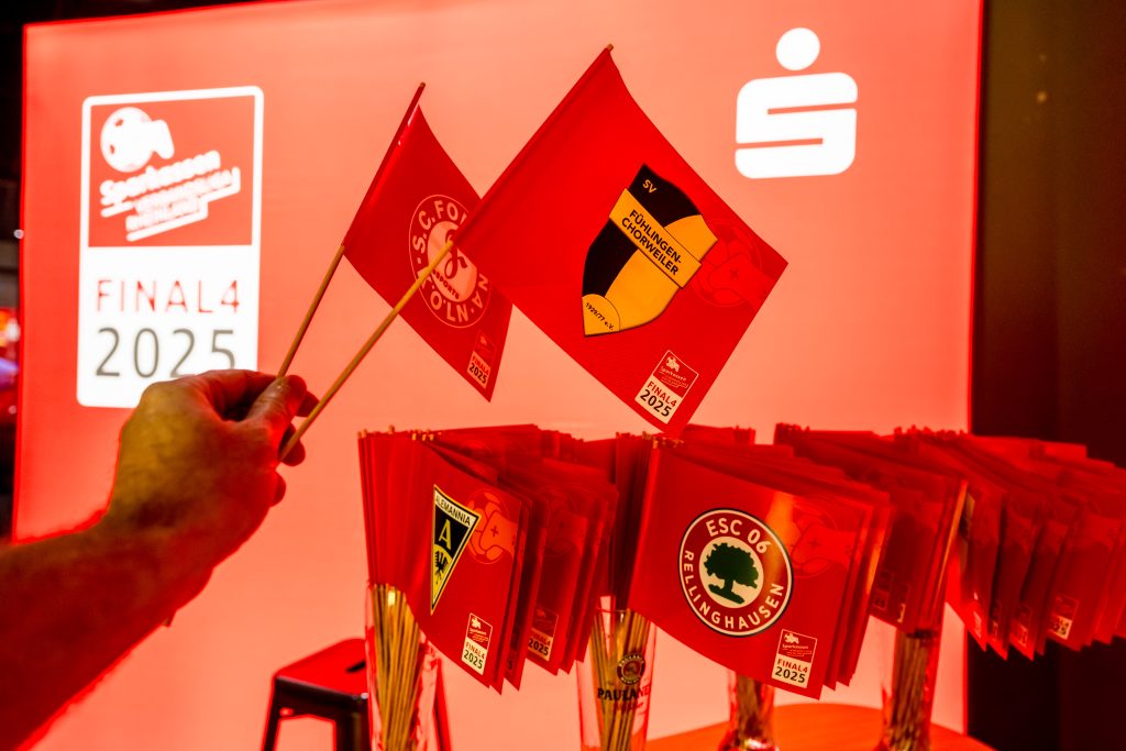 SVL_2025_2292 Flaggen mit allen Logos der Final4-Teilnehmer im XPERION Köln.
