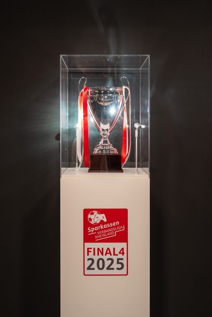 SVL_2025_2310 Der rheinische Henkelpott in der Vitrine beim Final4 im XPERION Köln.