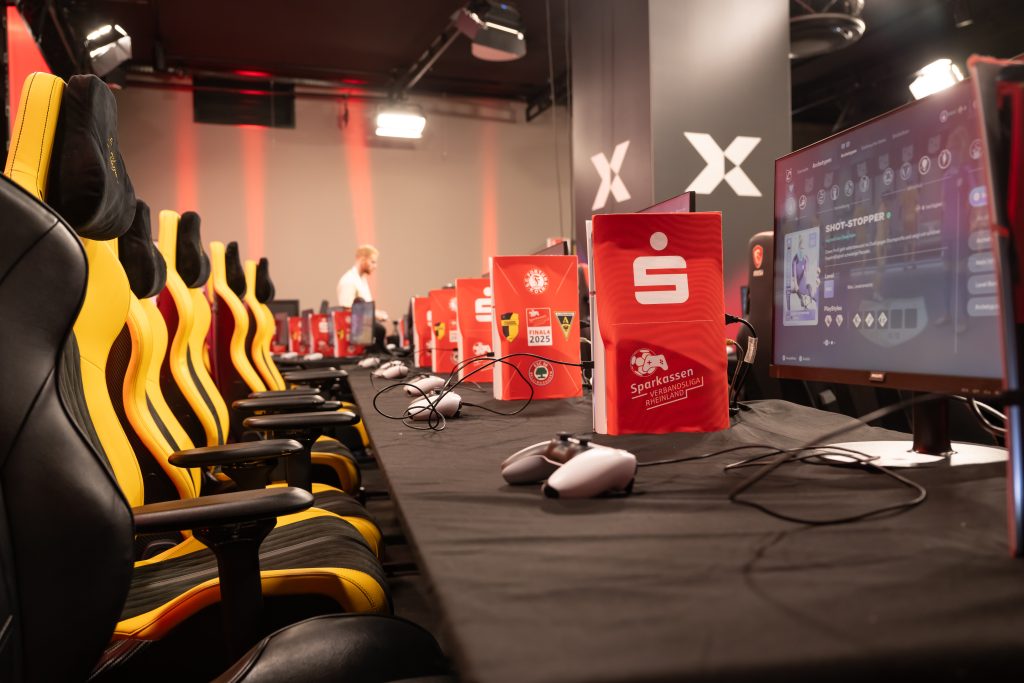 SVL_2025_2318 Der Blick auf die Bildschirme auf der Bühne des Final4 im XPERION Köln.