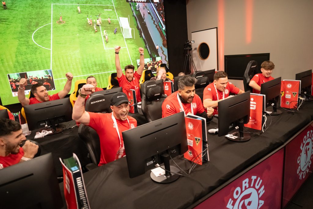 SVL_2025_2811 Die Spieler von Fortuna Köln bejubeln den eigenen Treffer auf der Bühne des Final4 im XPERION Köln.