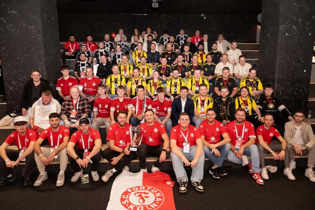 SVL_2025_Gruppen_3004 Alle Spieler des Final4 nach dem Finale auf der Tribüne im XPERION Köln.