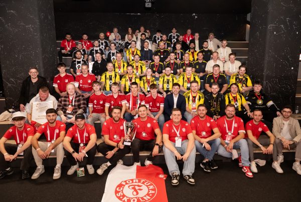 Alle Spieler des Final4 nach dem Finale auf der Tribüne im XPERION Köln.