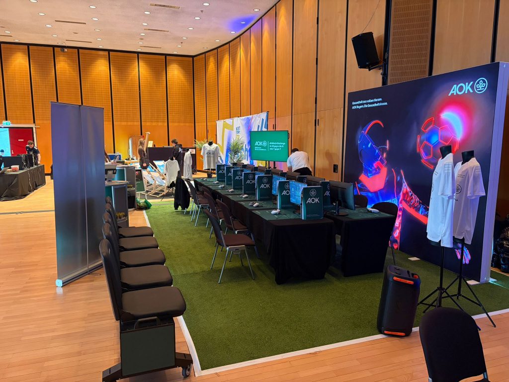 Stand seitlich Die eFußball-Arena der AOK Roadshow aus der seitlichen Ansicht.