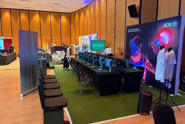 Die eFußball-Arena der AOK Roadshow aus der seitlichen Ansicht.