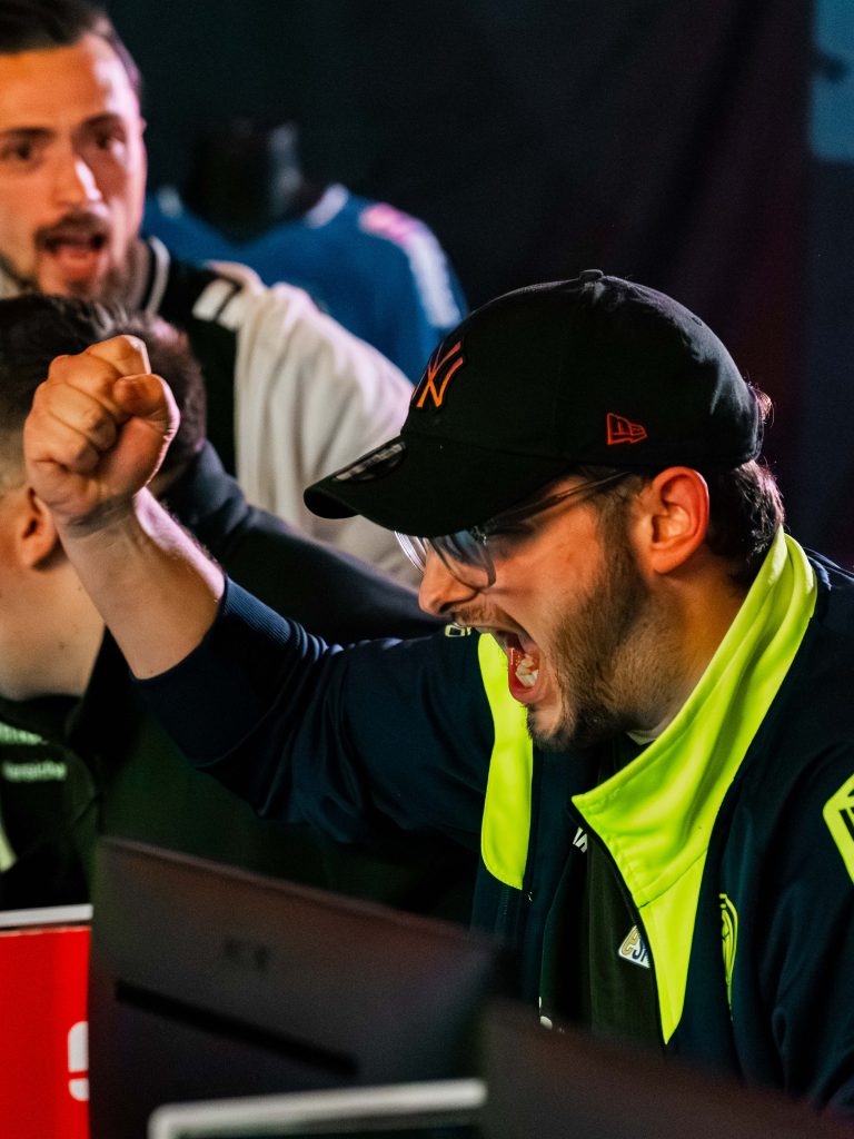 2026-02-27-bergisch-masters-vereine-highlights-23 Jubel mit geballter Faust beim Spieler des BSC Union Solingen im Spiel beim Bergisch Masters 2026.