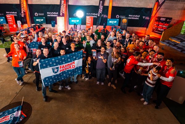 Alle Spielenden vor den Spielfeldern bei der Unternehmensedition des Bergisch Masters 2026.