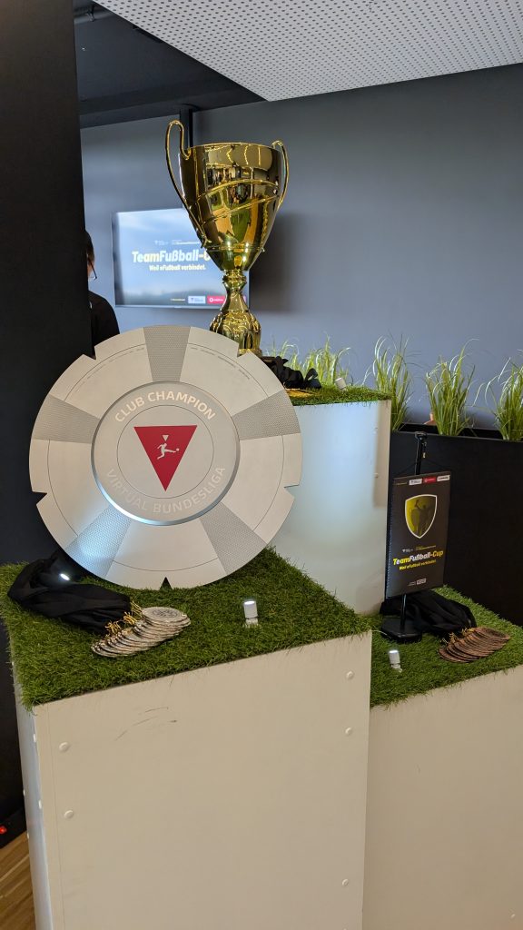 BVBBusinessEvent Der Pokal für den Sieger neben der Trophäe für den Sieg bei der VBL der eSportler des BVB beim TeamFußball-Cup im SIGNAL IDUNA PARK in Dortmund.