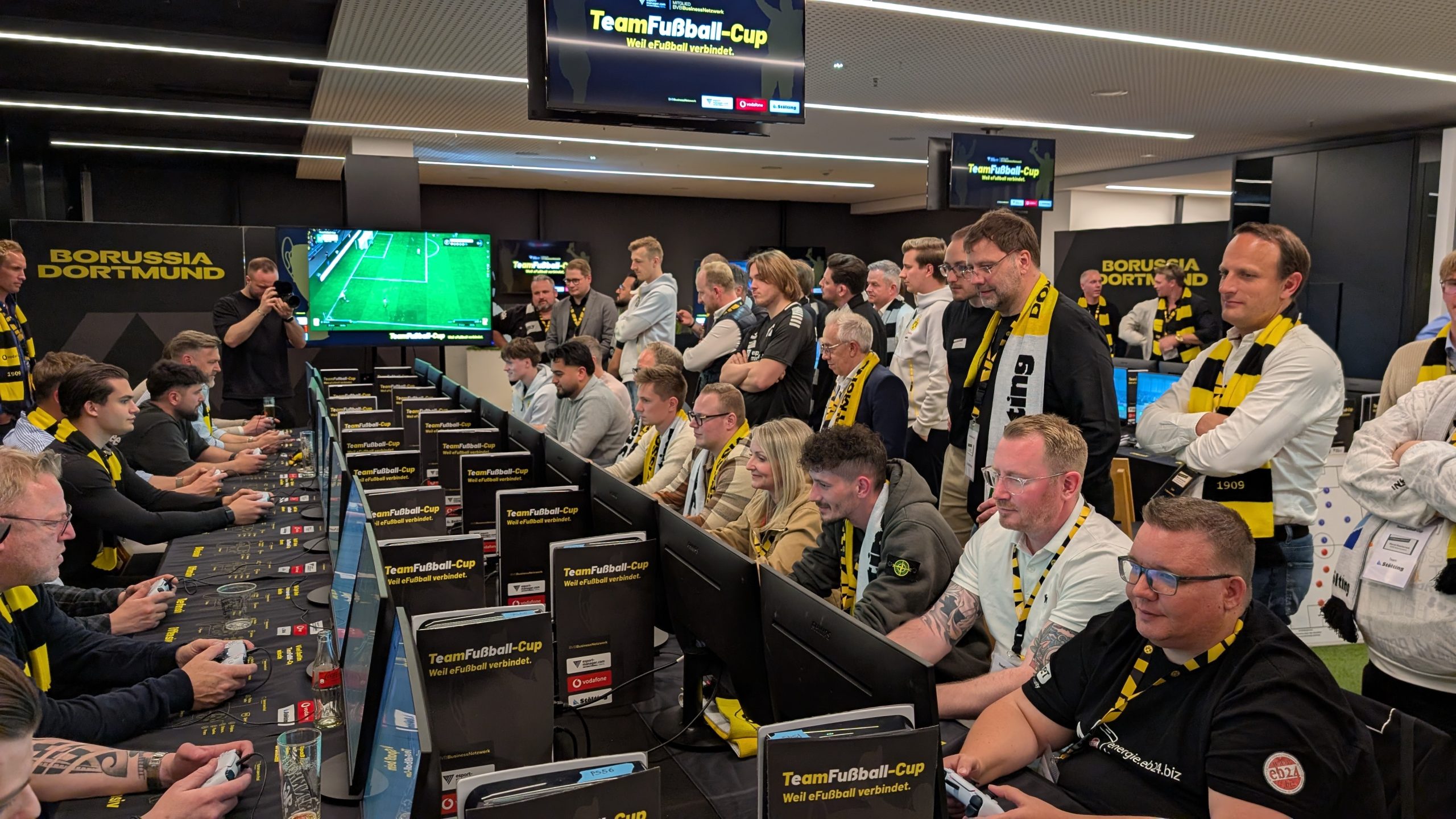 Die Mannschaften beim TeamFußball-Cup beim BVBBusinessNetzwerk im SIGNAL IDUNA PARK im Spiel mit Zuschauern.