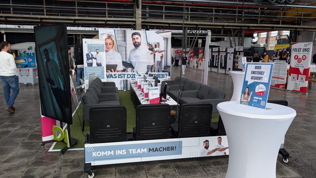 DA Direkt eFußball-Arena 1 Das Setup der eFußball-Arena vor dem Besucheransturm bei der Jobmesse in Düsseldorf.