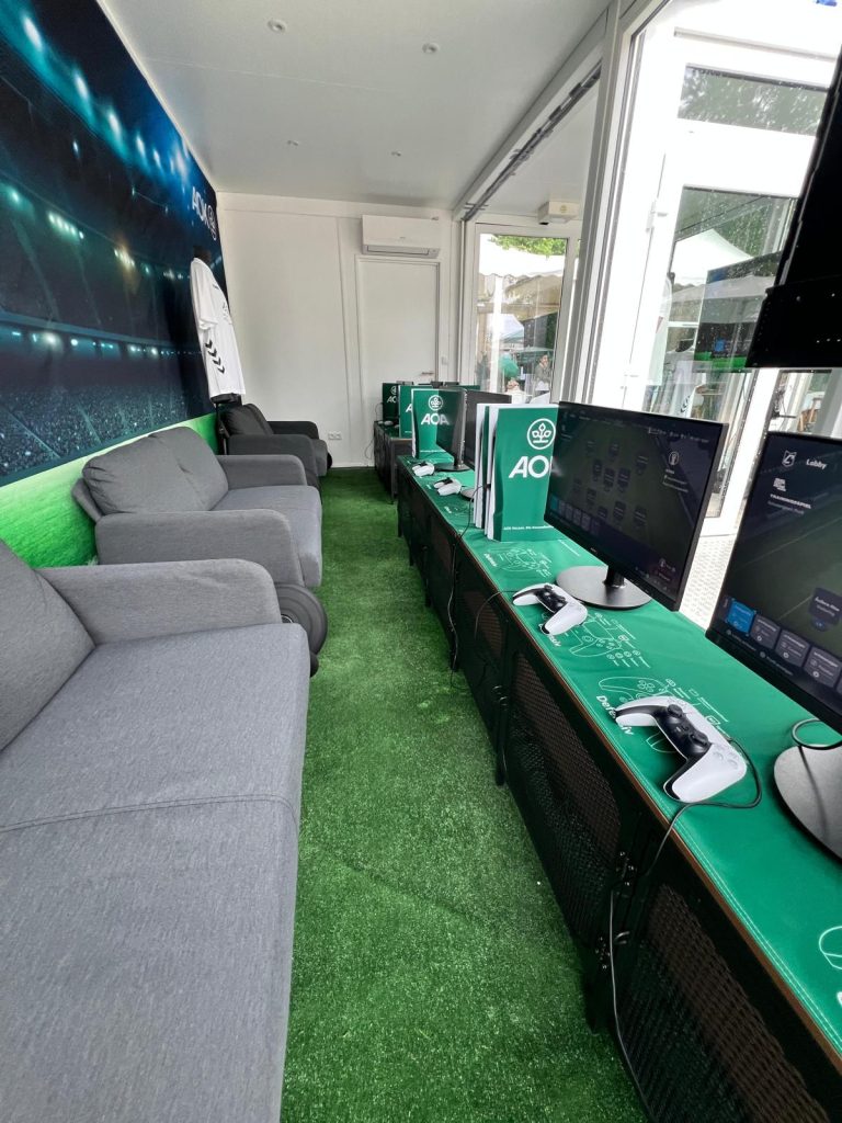Hessentag AOK #11 Der Blick in die eFußball-Arena im verglasten Container beim Hessentag im Auftrag der AOK.