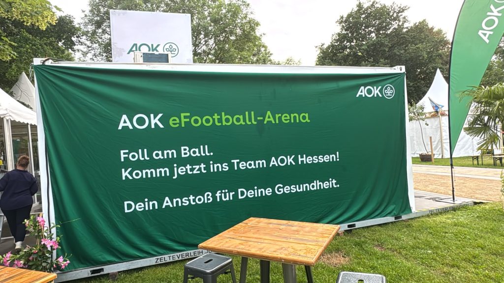 Hessentag AOK #2 Der Banner vor der eFußball-Arena beim Hessentag der AOK.