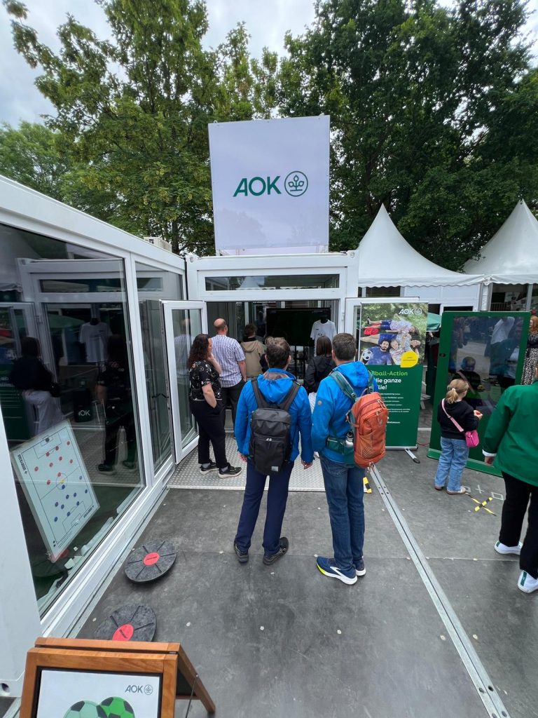 Hessentag AOK #5 Der Blick auf die eFußball-Arena im verglasten Container beim Hessentag im Auftrag der AOK.