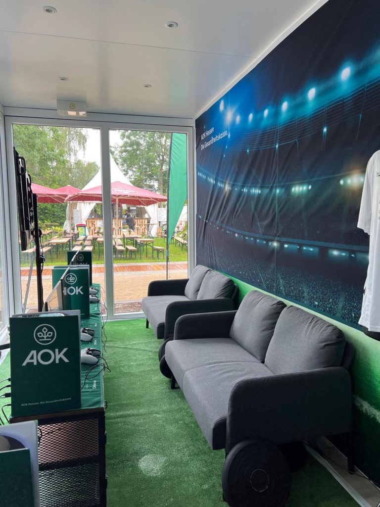 Hessentag AOK #9 Der Blick in die eFußball-Arena im verglasten Container beim Hessentag im Auftrag der AOK.