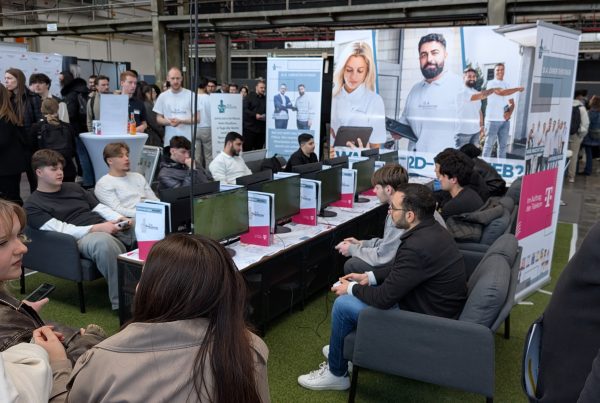 Aktive Spieler vor Zuschauerinnen in der eFußball-Arena bei der Jobmesse in Düsseldorf.