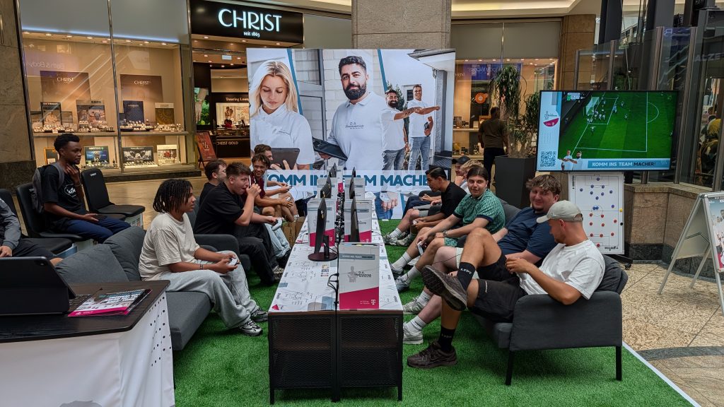PXL_20260704_133156453.MP Die voll besetzte eFußball-Arena als Recruiting-Maßnahme für D.A. Direktvertrieb im Centro Oberhausen.